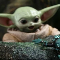 Official Hot Toys Star Wars The Mandalorian Grogu 1:6 Scale Figure