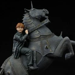 Official Iron Studios Harry Potter Deluxe 1:10 Scale Ron Weasley At The Wizard Chess Statue